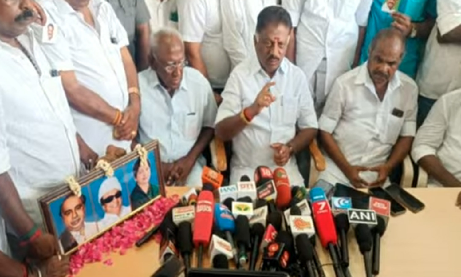 ஜெயலலிதா கட்டளையை ஏற்று முதலமைச்சராக பொறுப்பேற்றேன் - ஓ.பன்னீர்செல்வம் பேட்டி