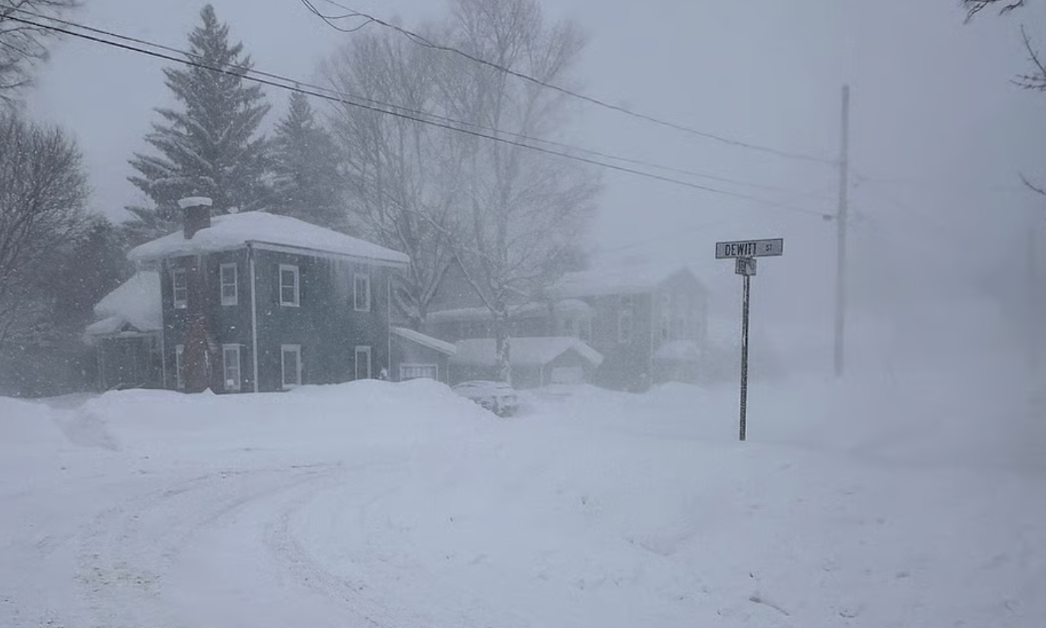 பனிப்புயலில் சிக்கித்தவிக்கும் அமெரிக்கா... 11,000 விமானங்கள் ரத்து..!