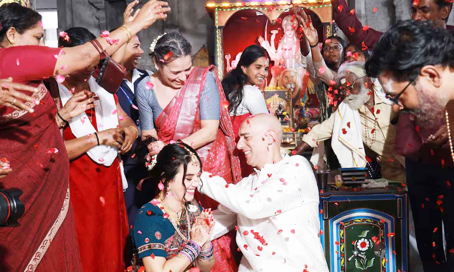 குமுளியில் இந்து முறைப்படி திருமணம் செய்து கொண்ட ஸ்பெயின் தம்பதியினர்