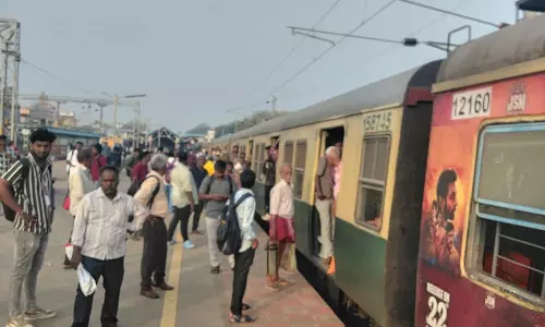 சென்னை மின்சார ரெயில் சேவைகளின் எண்ணிக்கை மேலும் குறைப்பு - பொதுமக்கள் அவதி