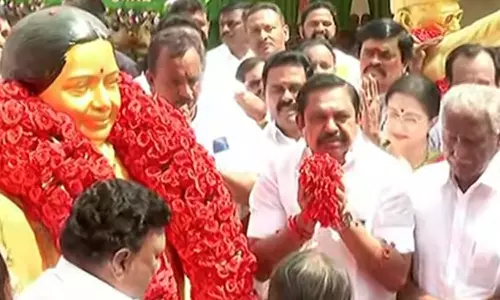 ஜெயலலிதா சிலைக்கு மாலை அணிவித்து எடப்பாடி பழனிசாமி மரியாதை