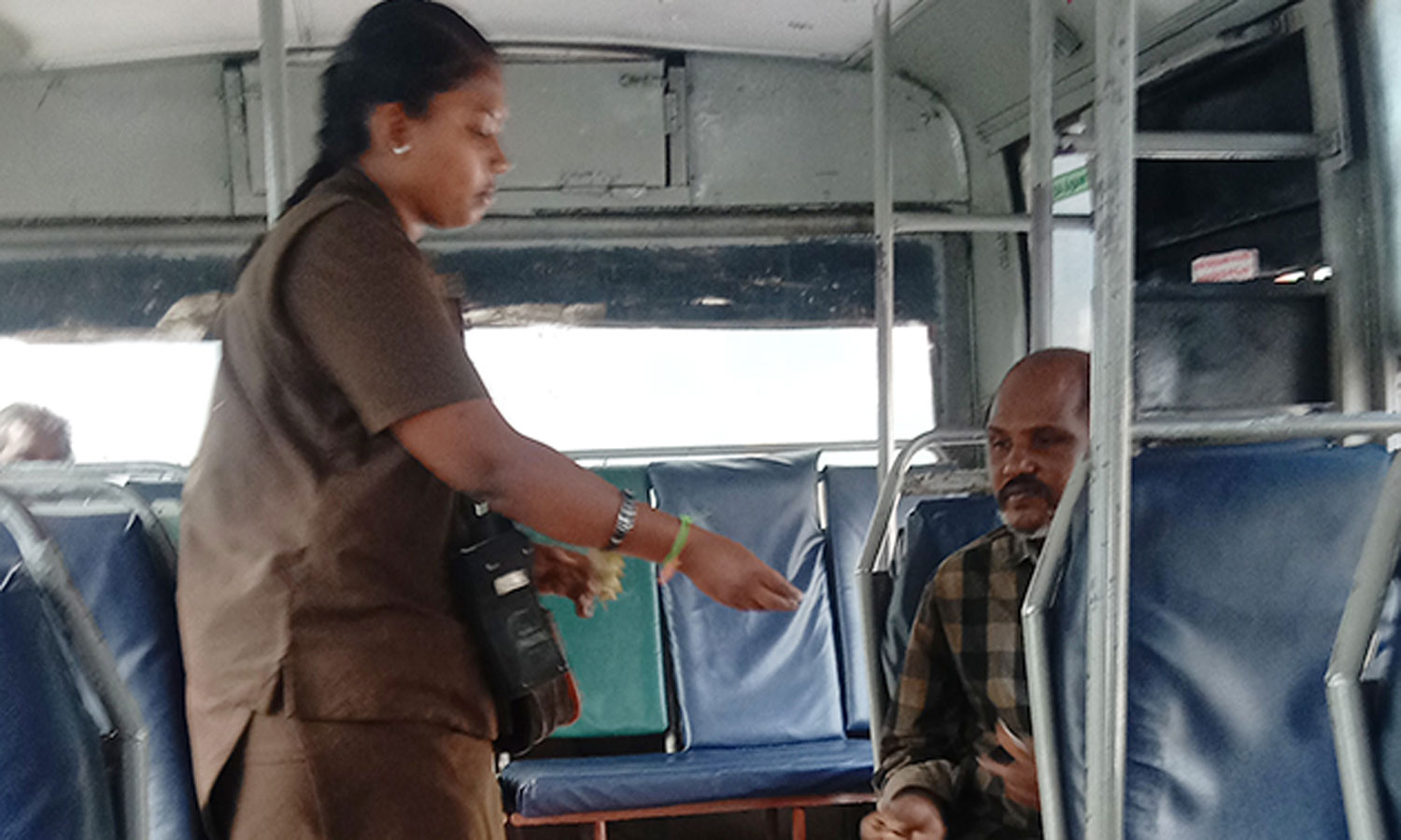 திருப்பூரில் அரசு பஸ்சில் முதல்முறையாக பெண் கண்டக்டர் நியமனம்- பயணிகள் பாராட்டு