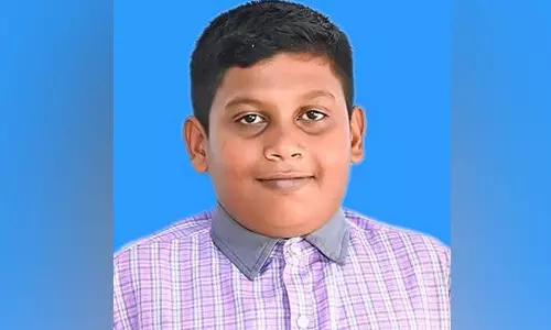 தேர்வெழுத தனியார் பேருந்தில் பள்ளிக்கு சென்ற 10-ம் வகுப்பு மாணவர்  சாலையில் தவறி விழுந்து பலி