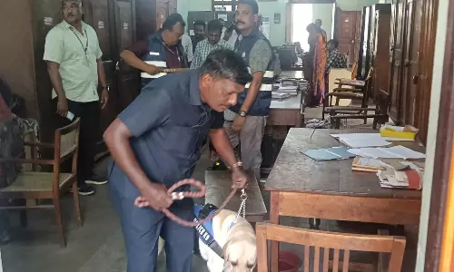 கோவை கோர்ட்டுக்கு வெடிகுண்டு மிரட்டல் - போலீசார் சோதனை