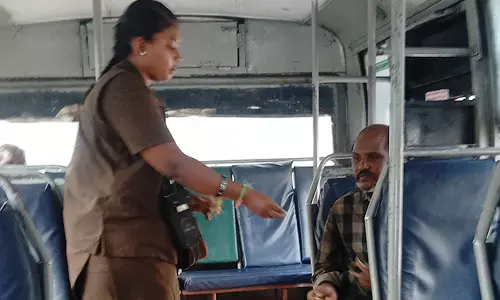 திருப்பூரில் அரசு பஸ்சில் முதல்முறையாக பெண் கண்டக்டர் நியமனம்- பயணிகள் பாராட்டு