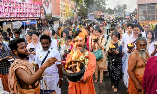 பழனி கோவிலில் அக்னிசட்டி ஏந்தி ஜப்பான் பக்தர்கள் வழிபாடு