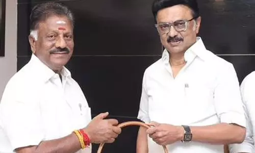 மு.க.ஸ்டாலின் முன்னிலையில் தி.மு.க.வில் இணைந்தார் ஓ.பன்னீர்செல்வம்