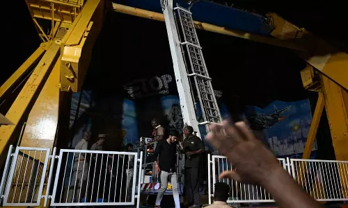 தனியார் பொழுதுப்போக்கு பூங்காவில் விபத்து- கல்லூரி மாணவி படுகாயம்