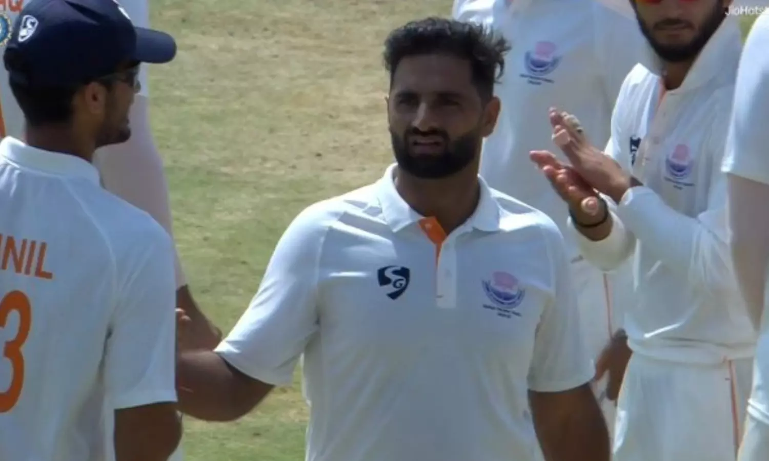 நபி-தார்-மிரட்டல்-பந்து-வீச்சு:-293-ரன்களில்-கர்நாடகா-ஆல்-அவுட்