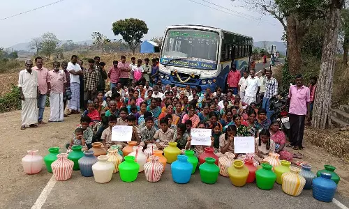 குடிநீர்-பஸ் வசதி கேட்டு கிராம மக்கள் சாலை மறியல்