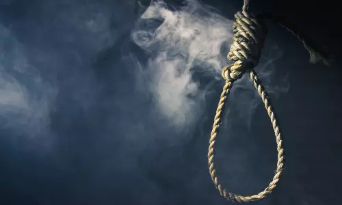 போக்சோ வழக்கில் கைதான சப்-இன்ஸ்பெக்டர் தூக்குப்போட்டு தற்கொலை