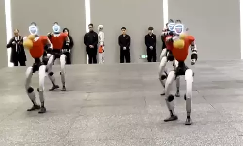 ஜெர்மனி அதிபருக்கு உற்சாக வரவேற்பு அளித்த ரோபோக்கள்