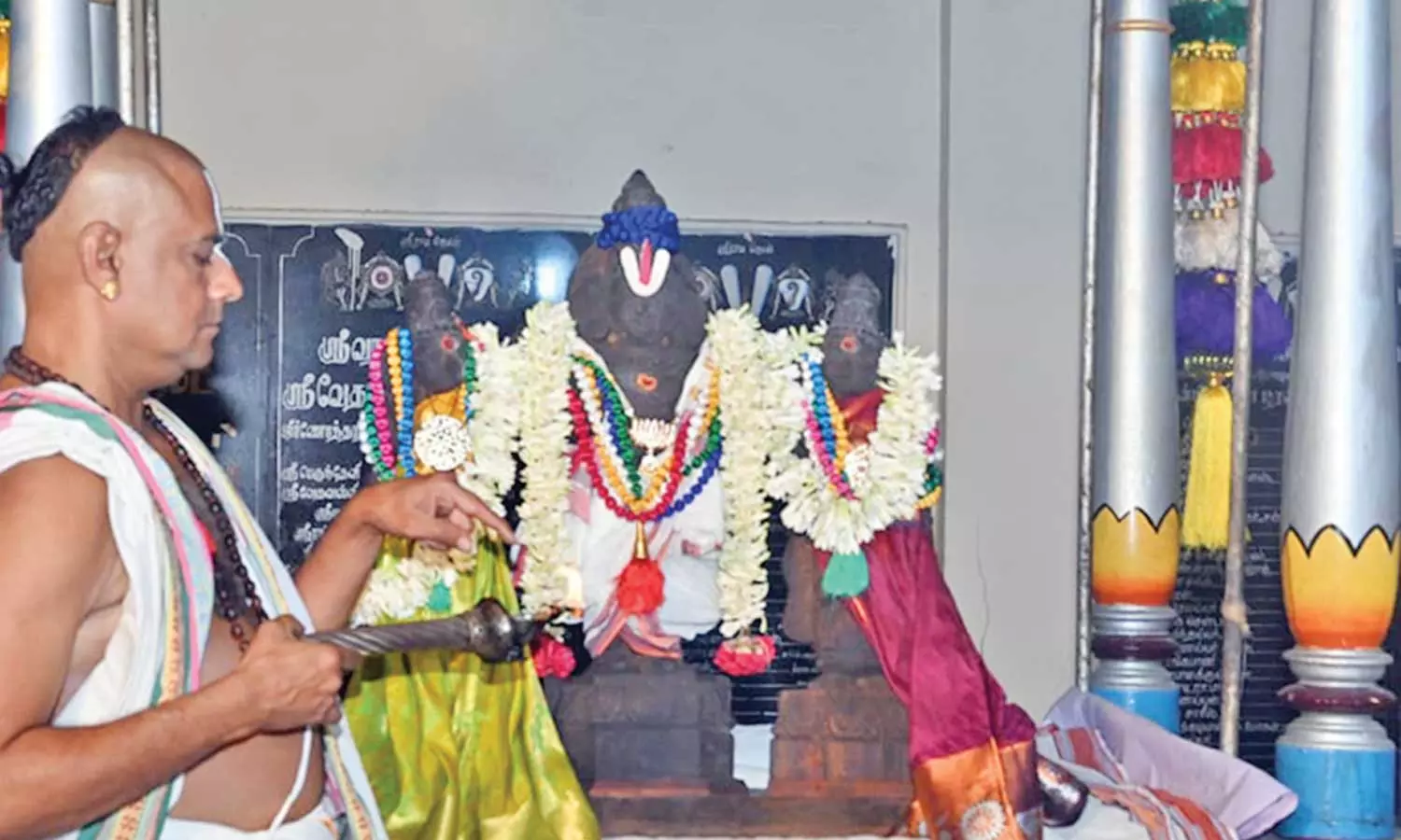 12 ஆண்டுகளுக்கு பிறகு பாதாள அறையில் இருந்து வெளியே வந்த அத்திவரதர்- இன்று முதல் பக்தர்கள் தரிசிக்கலாம்