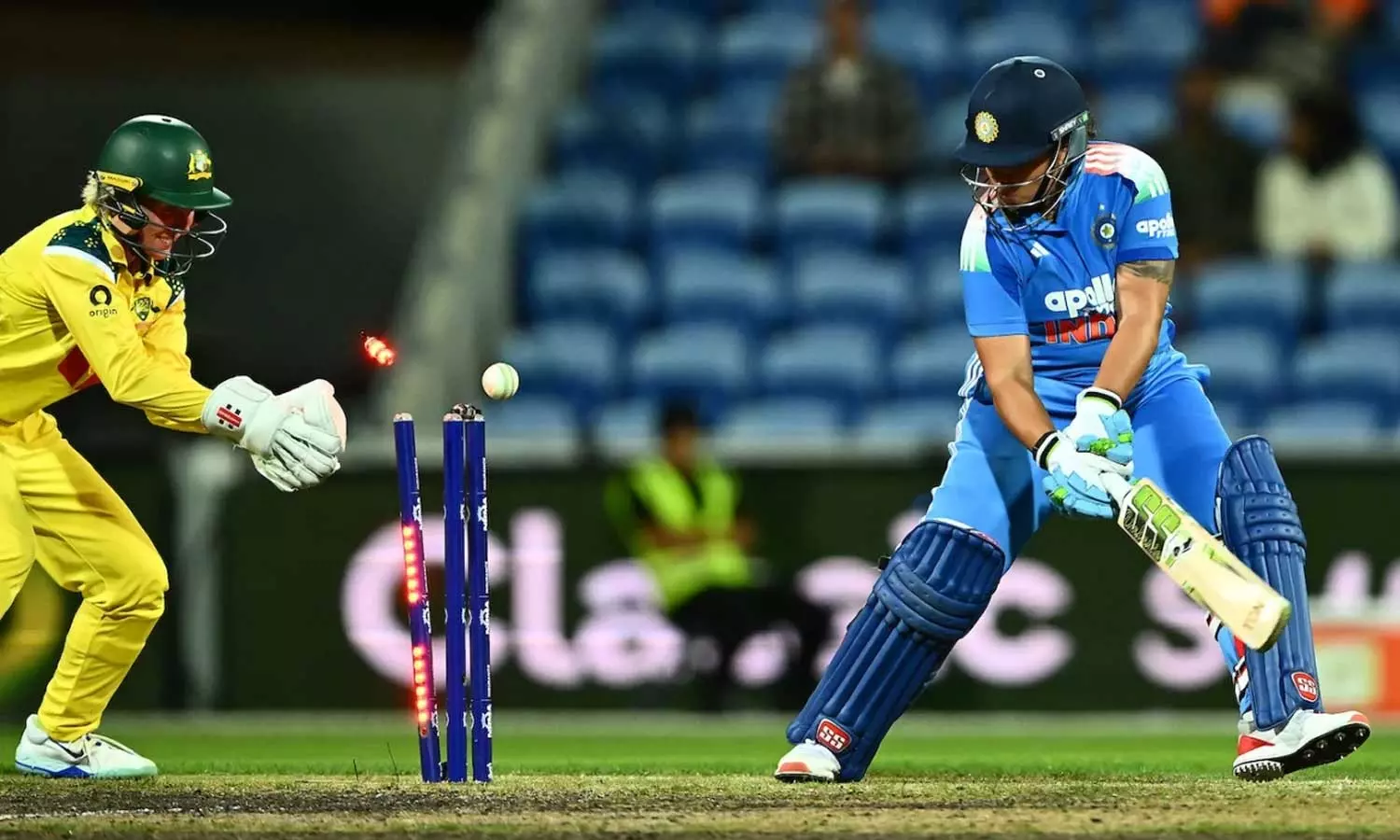 கடைசி போட்டியில் 185 ரன்களில் படுதோல்வி: இந்திய மகளிர் அணியை ஒயிட்வாஷ் செய்தது ஆஸ்திரேலியா கடைசி போட்டியில் 185 ரன்களில் படுதோல்வி: இந்திய மகளிர் அணியை ஒயிட்வாஷ் செய்தது ஆஸ்திரேலியா