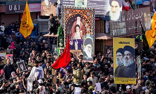 ஈரான் அதிபர் கமேனி பலி: அமெரிக்காவுக்கு எதிராக காஷ்மீரில் போராட்டம்