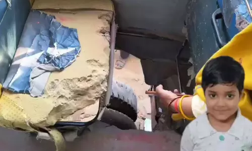பள்ளிப் பேருந்தின் ஓட்டை வழியாக விழுந்த 7 வயது சிறுமி.. சக்கரத்தில் சிக்கி பரிதாப பலி