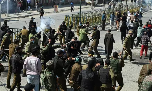 காமேனி கொலை: ஜம்மு காஷ்மீரில் போராட்டக்காரர்கள் பாதுகாப்பு படையினர் இடையே கடும் மோதல்