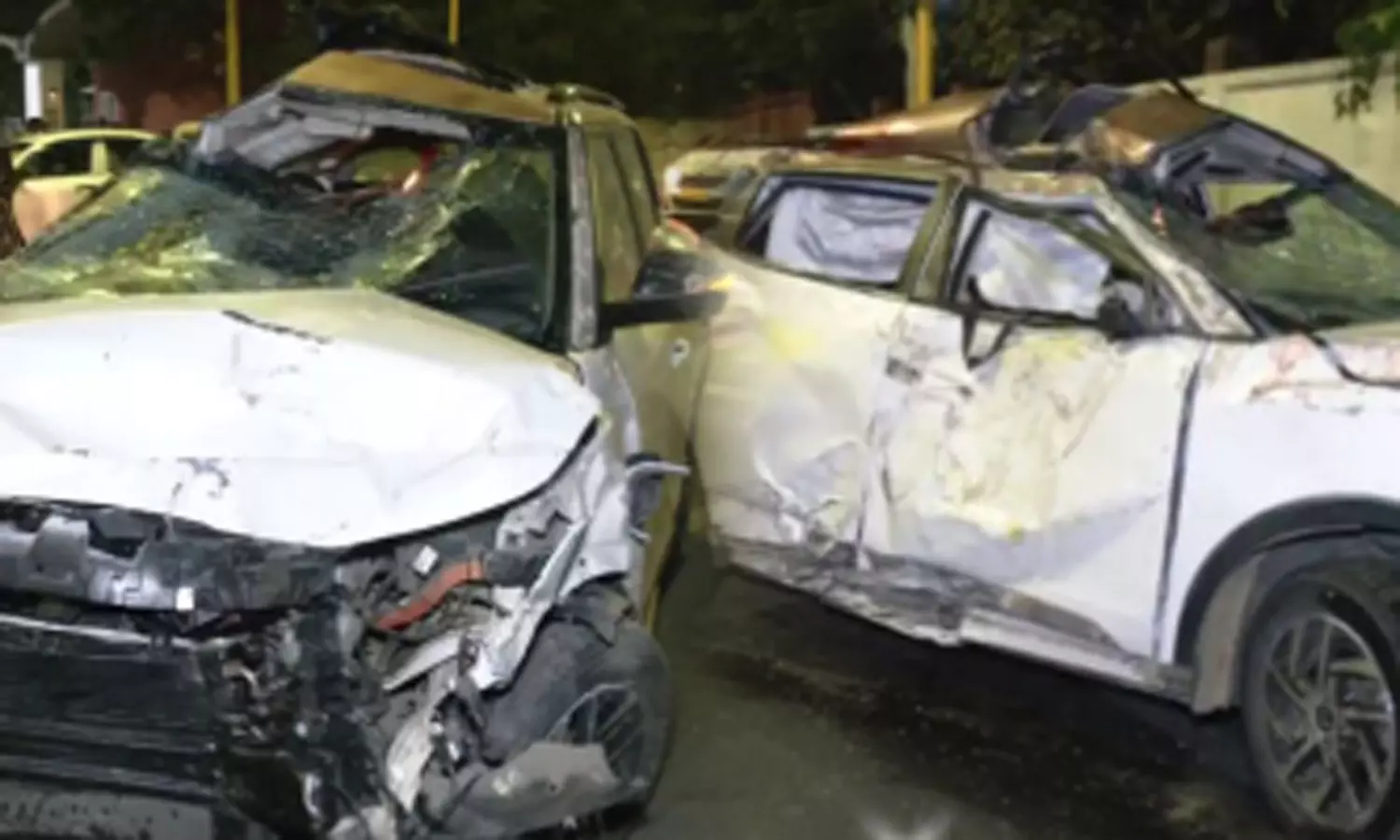 கோட்டூர்புரம் அருகே கார்கள் மோதி விபத்து - சட்டக்கல்லூரி மாணவி உயிரிழப்பு கோட்டூர்புரம் அருகே கார்கள் மோதி விபத்து - சட்டக்கல்லூரி மாணவி உயிரிழப்பு