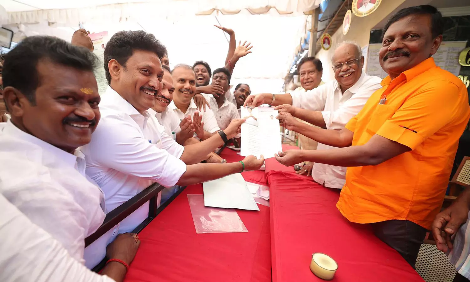 திருவெறும்பூர் தொகுதியில் போட்டியிட விருப்பமனு அளித்த அமைச்சர் அன்பில் மகேஷ்