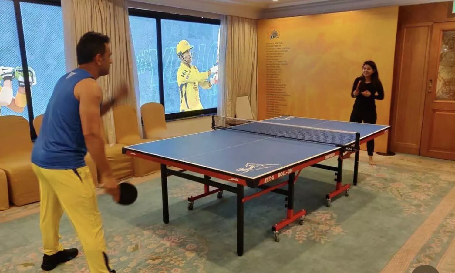 தோனியுடன்-டேபிள்-டென்னிஸ்-விளையாடும்-புகைப்படத்தை-பகிர்ந்த-சாக்ஷி-சிங்