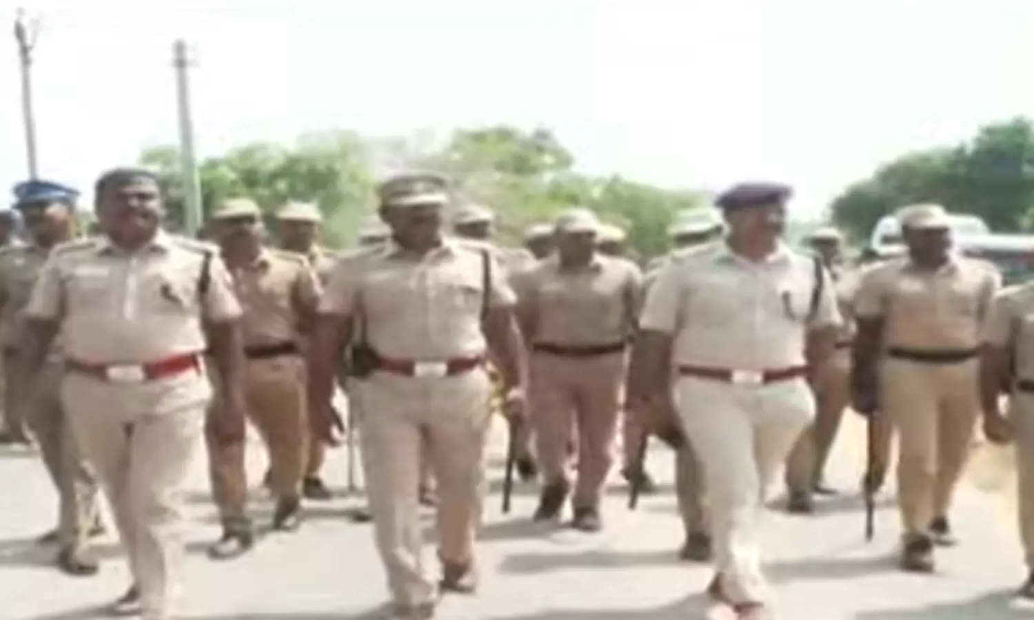 நாங்குநேரி இரட்டை கொலை சம்பவம் - கிராம மக்களிடம் எஸ்.பி. பேச்சுவார்த்தை நாங்குநேரி இரட்டை கொலை சம்பவம் - கிராம மக்களிடம் எஸ்.பி. பேச்சுவார்த்தை