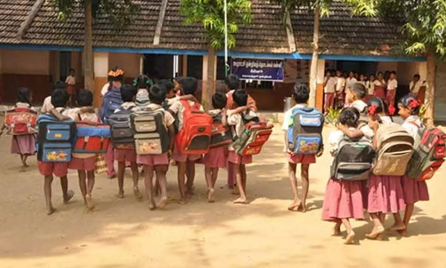 அரசு பள்ளிகளில் மாணவர்கள் சேர்க்கை தொடங்கியது - புதிய கல்வி ஆண்டில் 5 லட்சம் பேர் சேர்க்க இலக்கு அரசு பள்ளிகளில் மாணவர்கள் சேர்க்கை தொடங்கியது - புதிய கல்வி ஆண்டில் 5 லட்சம் பேர் சேர்க்க இலக்கு