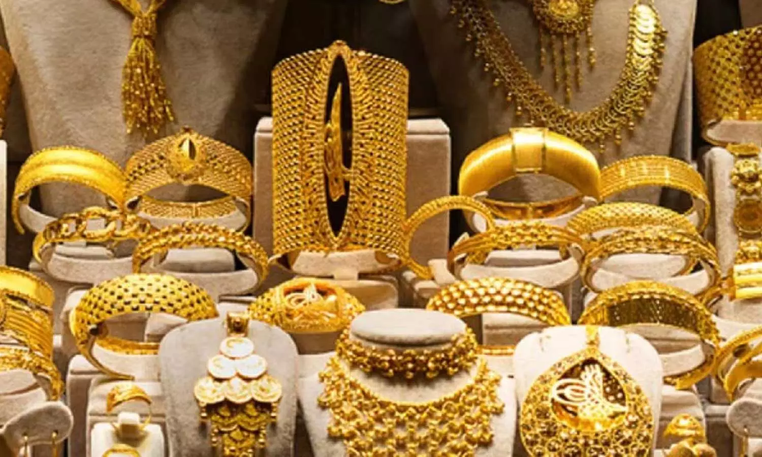 தங்கம் விலை இன்று  2-வது முறையாக சரிவு: சவரனுக்கு 1560 ரூபாய் குறைந்தது..!