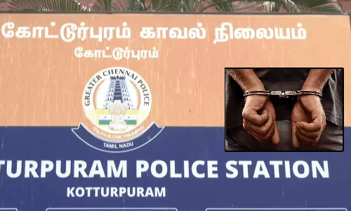 மாணவியிடம் சில்மிஷத்தில் ஈடுபட்ட காவலாளிக்கு அடி - உதை: தோழிகள் ஒன்று சேர்ந்து தாக்கினார்கள்