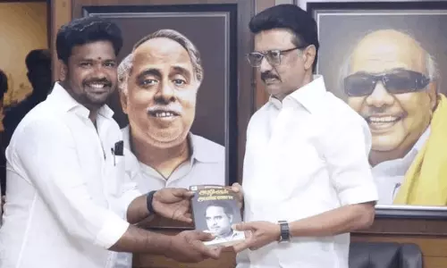 விமானத்தில் பணிப்பெண்ணிடம் பாலியல் அத்துமீறலில் ஈடுபட்ட தி.மு.க. கவுன்சிலர் கைது