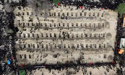 இதுதான் அமெரிக்கா கூறிய மீட்பு - 165 குழந்தைகளை புதைக்க தோன்றிய குழிகளின் படத்தை பகிர்ந்த ஈரான்