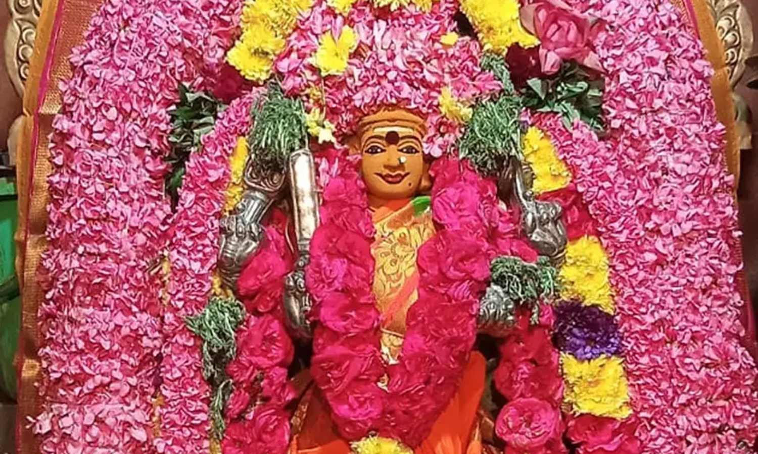 செல்லியாண்டி அம்மன் கோவில் விழாவில் உடலில் சேறு பூசிக்கொண்டு ஊர்வலமாக வந்த பக்தர்கள்