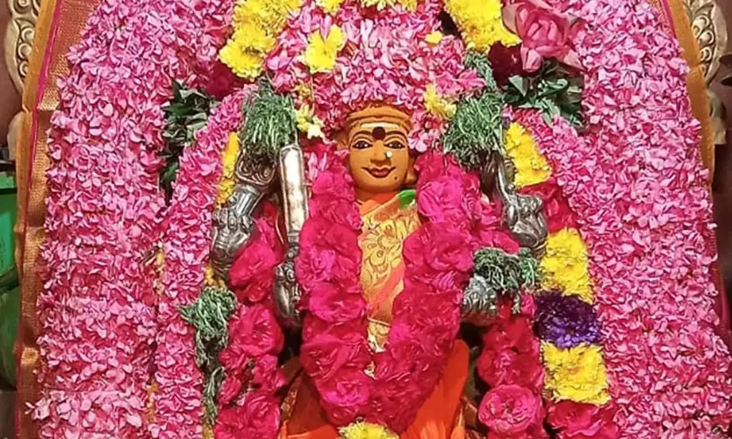 செல்லியாண்டி அம்மன் கோவில் விழாவில் உடலில் சேறு பூசிக்கொண்டு ஊர்வலமாக வந்த பக்தர்கள் செல்லியாண்டி அம்மன் கோவில் விழாவில் உடலில் சேறு பூசிக்கொண்டு ஊர்வலமாக வந்த பக்தர்கள்