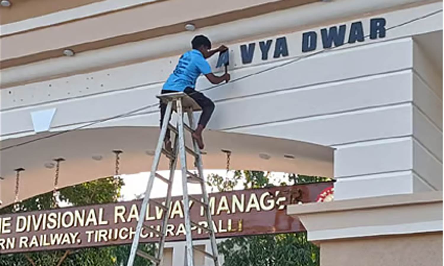 அகற்றப்பட்டது இந்தி எழுத்து மட்டுமல்ல, ஆதிக்க வெறியின் ஆணவமும்தான்: முதல்வர் ஸ்டாலின் #MKStalin