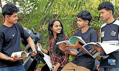 கேரளாவில் பிளஸ்-2 தேர்வு எழுதும் ஒரே நேரத்தில் பிறந்த `நால்வர்