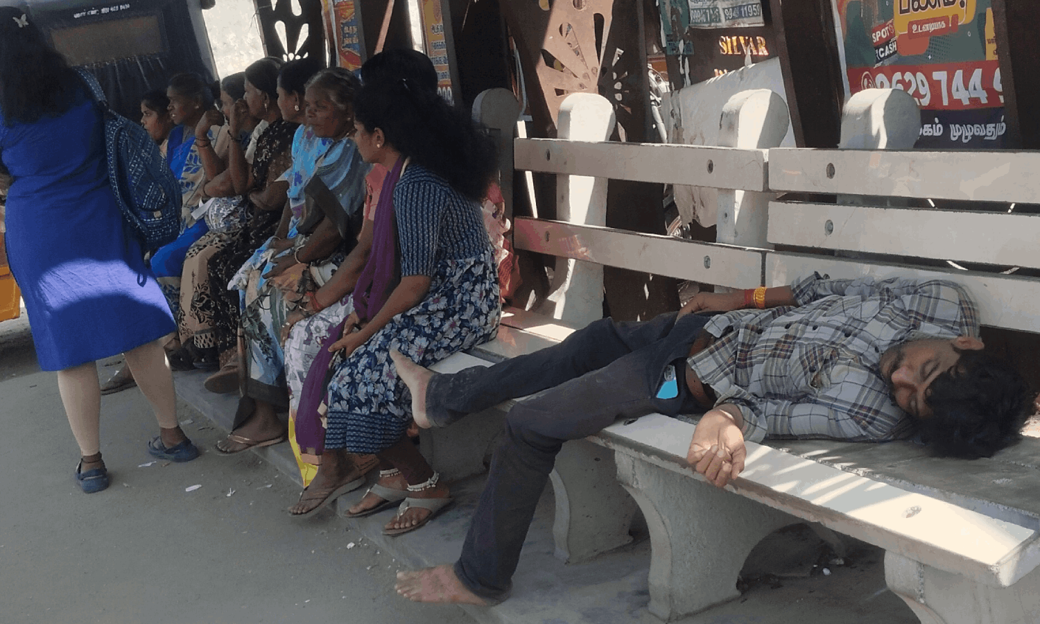 அவினாசி பேருந்து நிறுத்த பகுதியில் மது பிரியர்களின் தொல்லையால் பெண்கள் அவதி