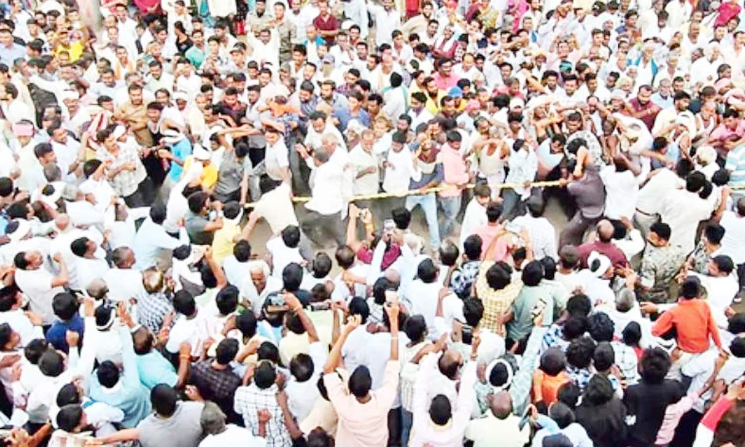 #Holi2026 தெலுங்கானாவில் வினோத திருவிழா - கைகளால் தாக்கி ஹோலி கொண்டாட்டம்