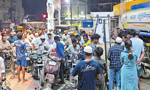 ஈரான்- இஸ்ரேல் போர் எதிரொலி: பெட்ரோல், டீசல் நிரப்ப வாகனங்கள், கேன்களுடன் குவிந்தவர்களால் பரபரப்பு