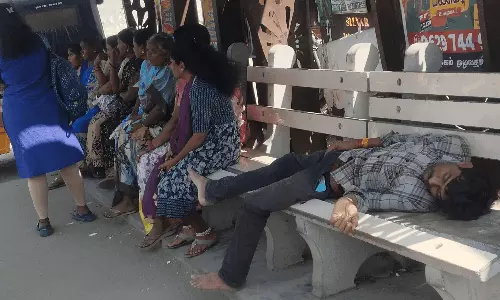 அவினாசி பேருந்து நிறுத்த பகுதியில் மது பிரியர்களின் தொல்லையால் பெண்கள் அவதி