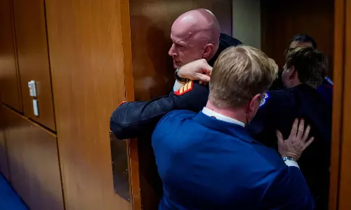 இஸ்ரேலுக்காக நாங்கள் ஏன் போர்புரிய வேண்டும் - போருக்கு எதிராக முழக்கமிட்ட முன்னாள் அமெரிக்க வீரர்... கையை உடைத்த காவல்துறை?