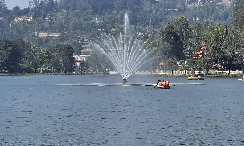 பள்ளி தேர்வுகள் தொடங்கியதால் சுற்றுலா பயணிகள் வரத்தின்றி வெறிச்சோடிய கொடைக்கானல்