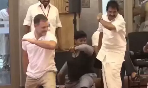 மாணவியுடன் களரி பயிற்சியில் ஈடுபட்ட ராகுல் காந்தி #RahulGandhi