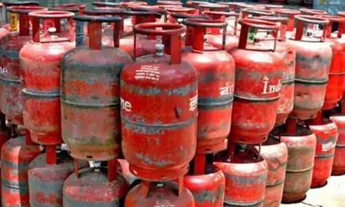 வீட்டு உபயோக கியாஸ் சிலிண்டர் விலை ரூ.60 உயர்வு: இன்று முதல் அமல் #LPGGas