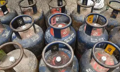 வணிக பயன்பாட்டுக்கான சமையல் சிலிண்டர் விலை ரூ.115 உயர்வு: மக்கள் அதிர்ச்சி #LPGGas