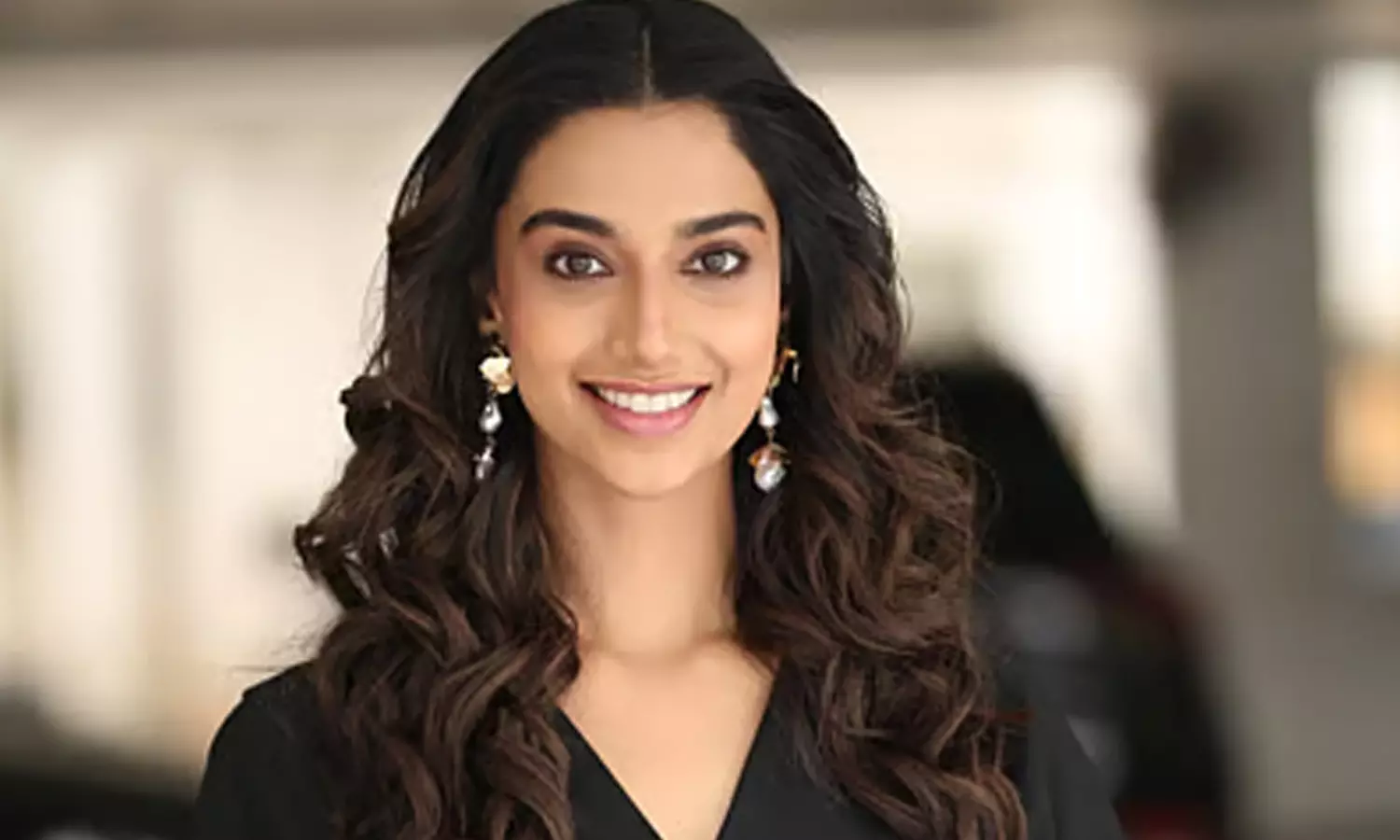 வருங்கால-கணவர்-எப்படி-இருக்கணும்...-100-ஏக்கர்-நிலம்,-வீட்டு-வேலைனு-லிஸ்ட்-போட்ட-மீனாட்சி-சவுத்ரி