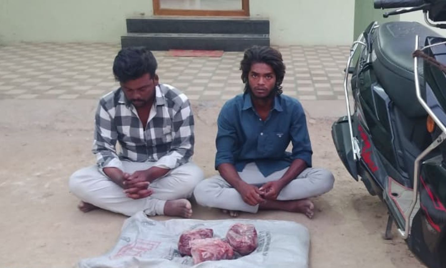 காரிமங்கலம் சந்தைகடையில் மான் கறி விற்பனை.. வேட்டையாடி வந்த 2 இளைஞர்கள் கைது