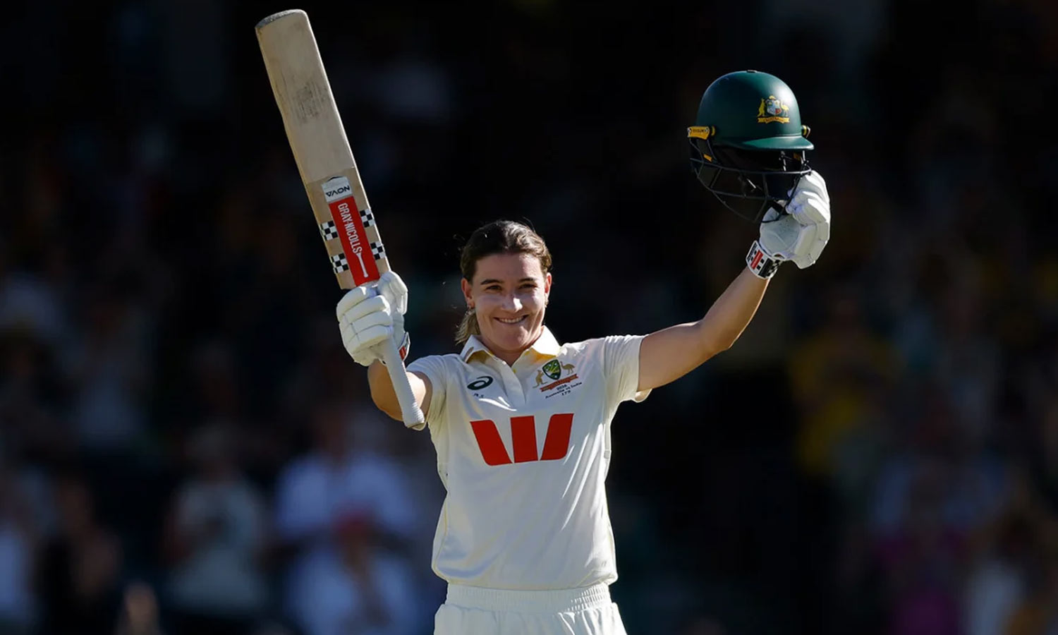 டெஸ்ட் போட்டிகளில் தொடர்ந்து 3 சதங்கள்: அன்னாபெல் சதர்லேண்ட் சாதனை #Annabel