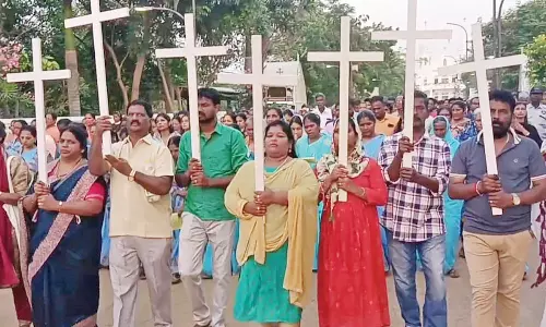 வேளாங்கண்ணி பேராலயத்தில் சிலுவை பாதை ஊர்வலம் - ஆயிரக்கணக்கானோர் பங்கேற்பு