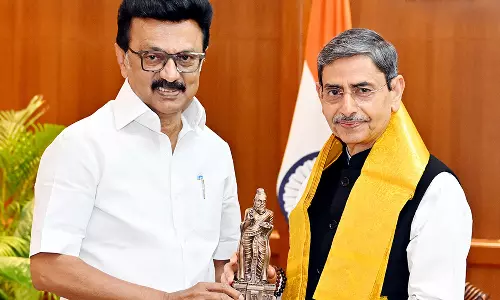 ஆளுநர் ஆர்.என்.ரவியுடன் சந்திப்பு - மலர்கொத்து கொடுத்து வாழ்த்து தெரிவித்த #MKStalin