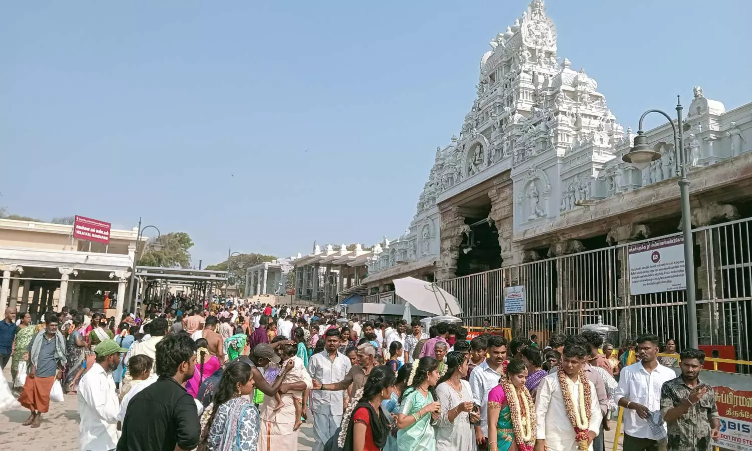 திருச்செந்தூர்-கோவிலில்-அலைமோதிய-கூட்டம்---3-மணி-நேரம்-காத்திருந்து-பக்தர்கள்-சாமி-தரிசனம்