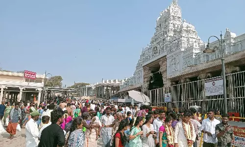 திருச்செந்தூர் கோவிலில் அலைமோதிய கூட்டம் - 3 மணி நேரம் காத்திருந்து பக்தர்கள் சாமி தரிசனம்